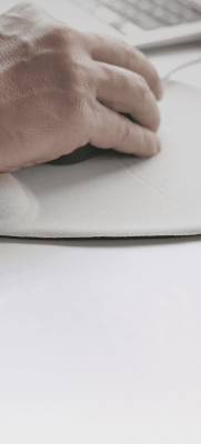 mão utilizando o mouse, imagem de parte do teclado de um laptop