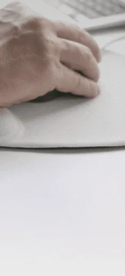 mão utilizando o mouse, imagem de parte do teclado de um laptop